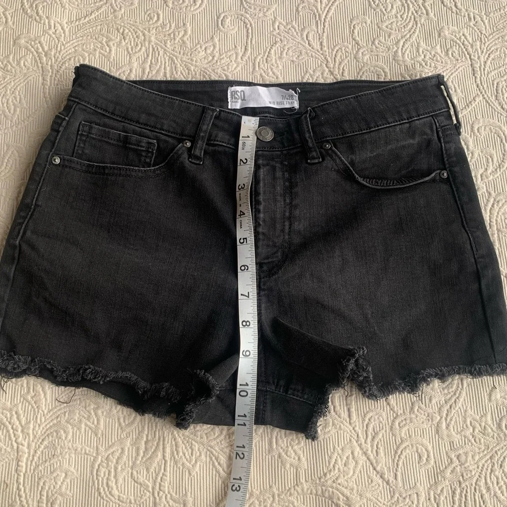 RSQ Black Mid-Rise Cutoff Fray Denim Jean Shorts - Picture 5 of 6